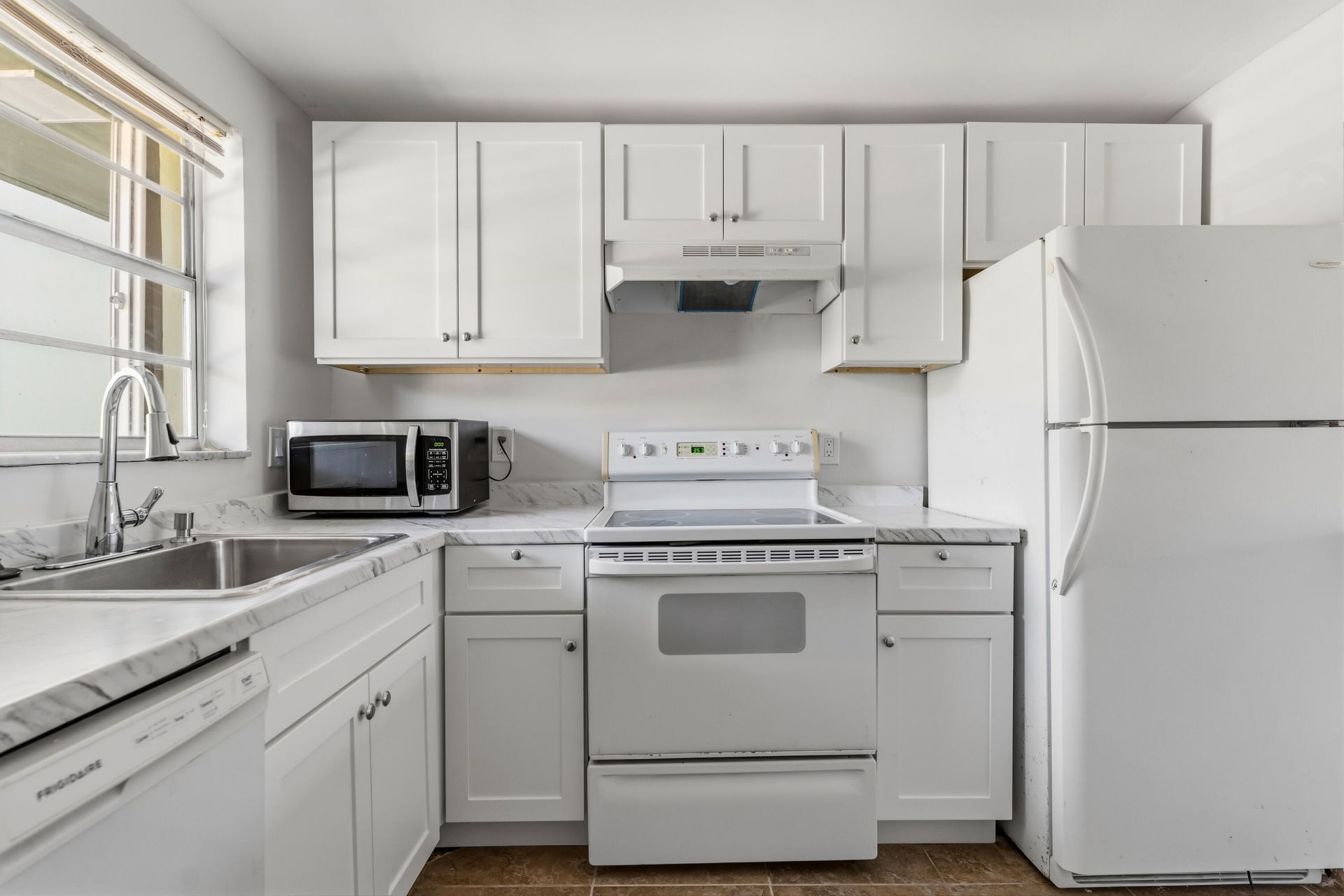 1638 Embassy Drive, Unit 208, West Palm Beach, FL 33401 Photo