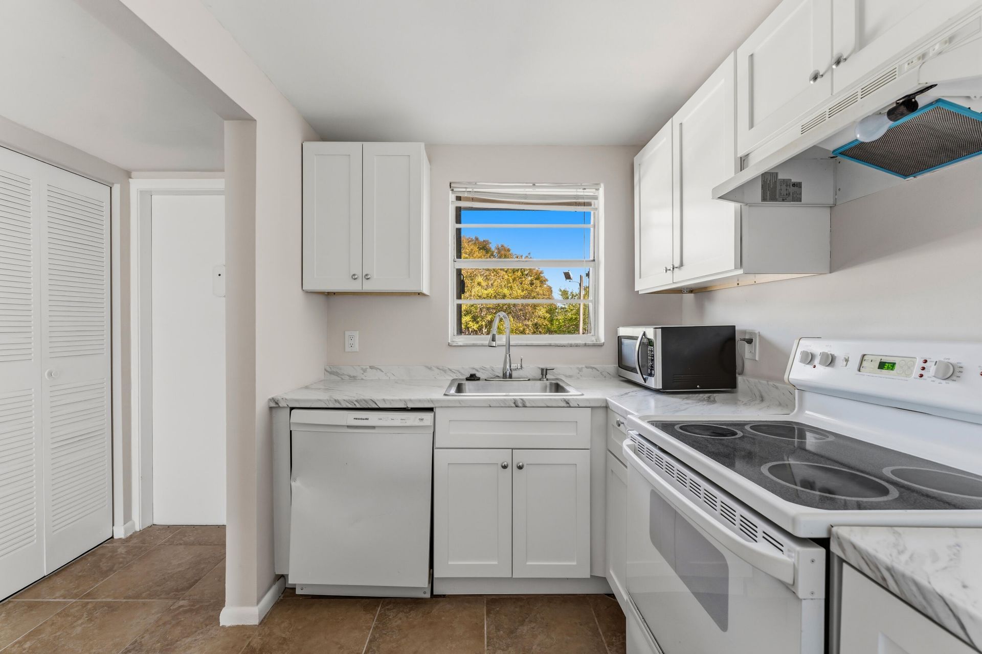 1638 Embassy Drive, Unit 208, West Palm Beach, FL 33401 Photo