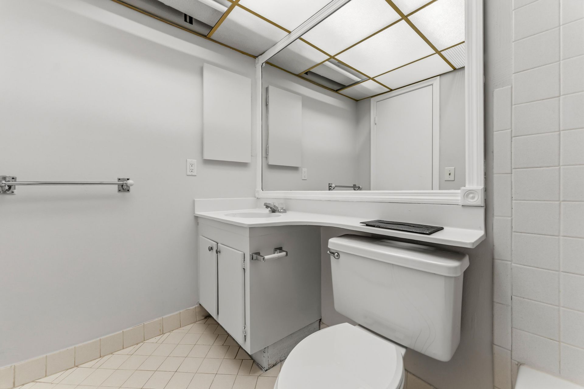 1638 Embassy Drive, Unit 208, West Palm Beach, FL 33401 Photo