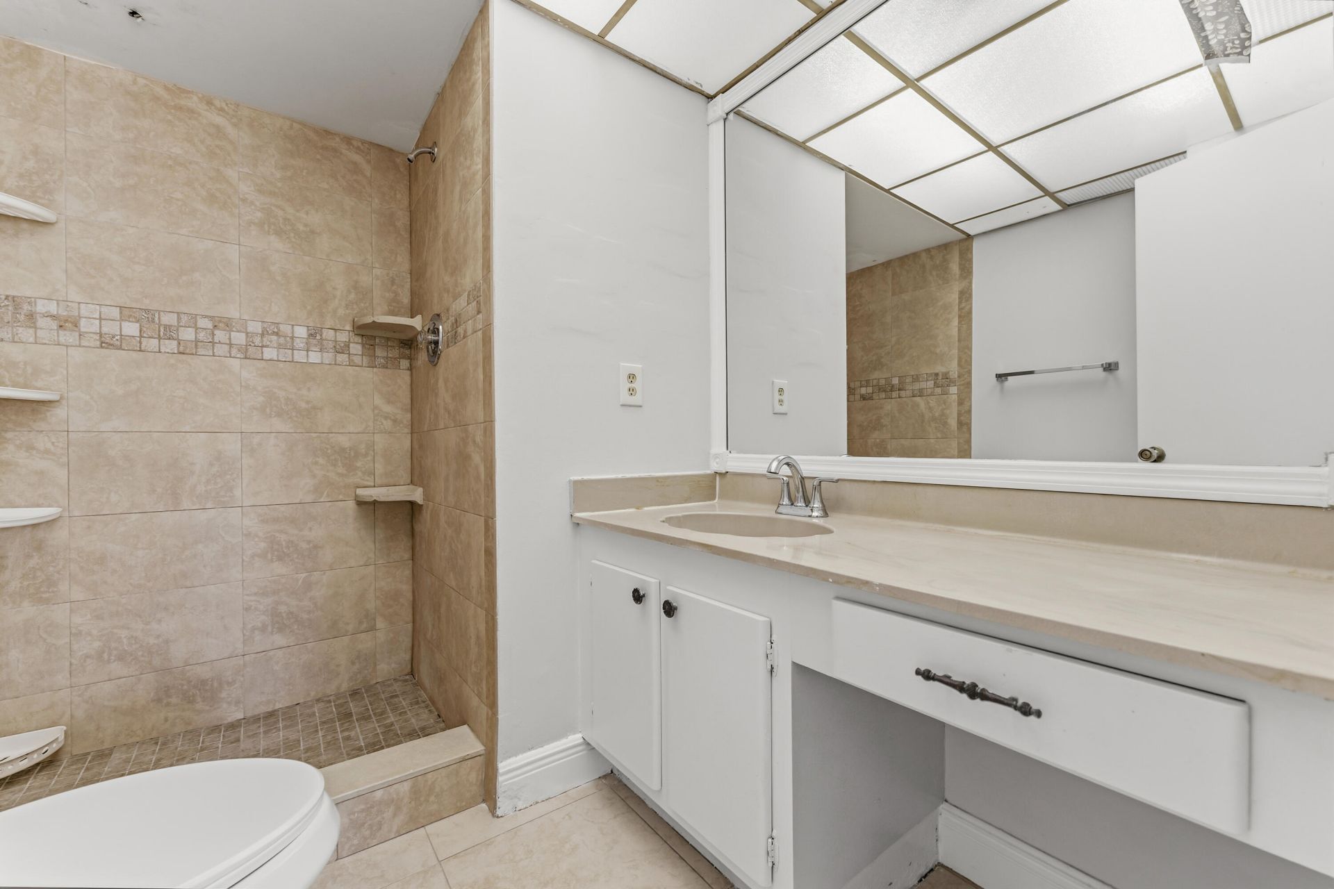 1638 Embassy Drive, Unit 208, West Palm Beach, FL 33401 Photo