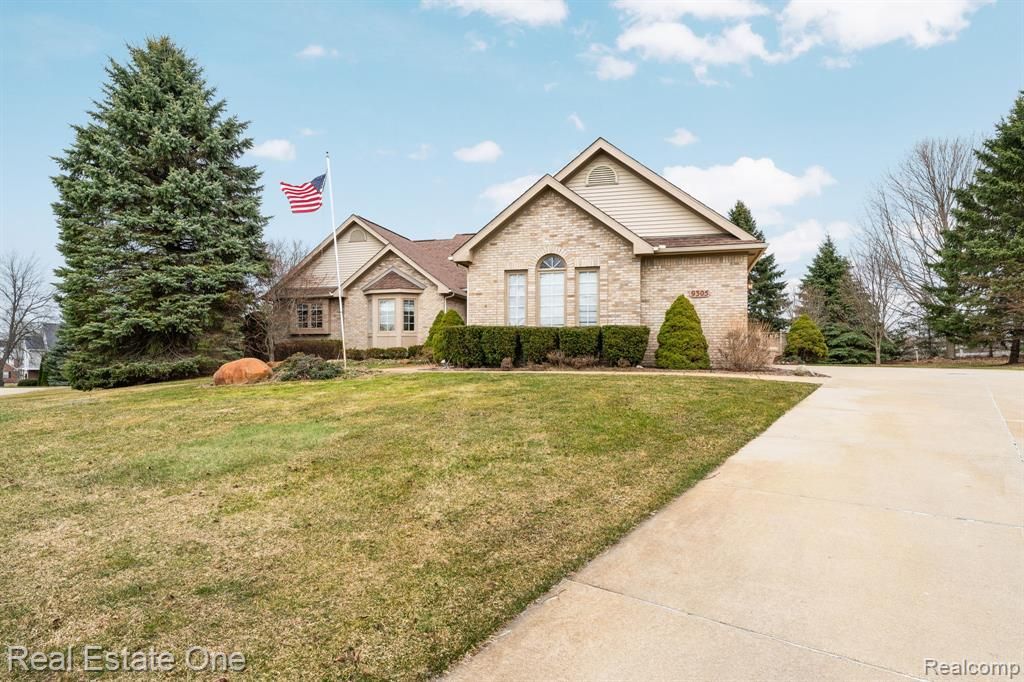 9305 Rotondo Drive, Hartland Township, MI 48855 Main Photo