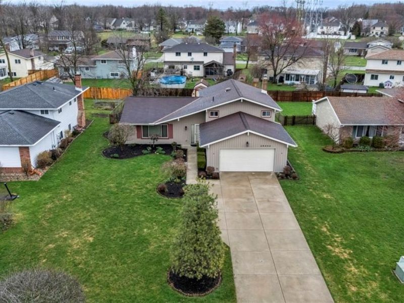 29400 Vita Lane, North Olmsted, OH 44070 Photo 2