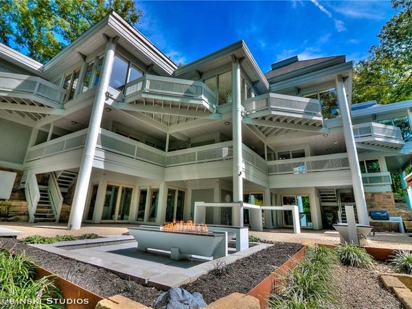 933 Top Of The Hill Road, Akron, OH 44333