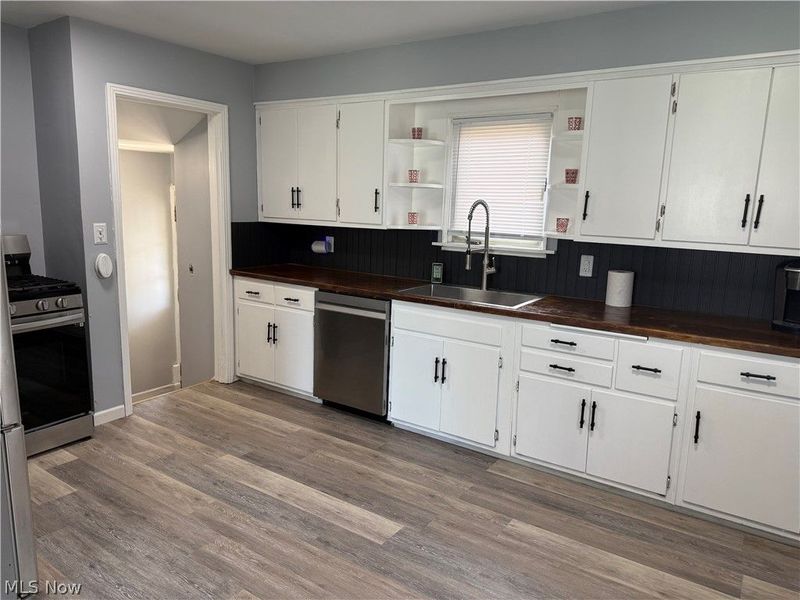 3296 W 231st Street, North Olmsted, OH 44070 Photo 4