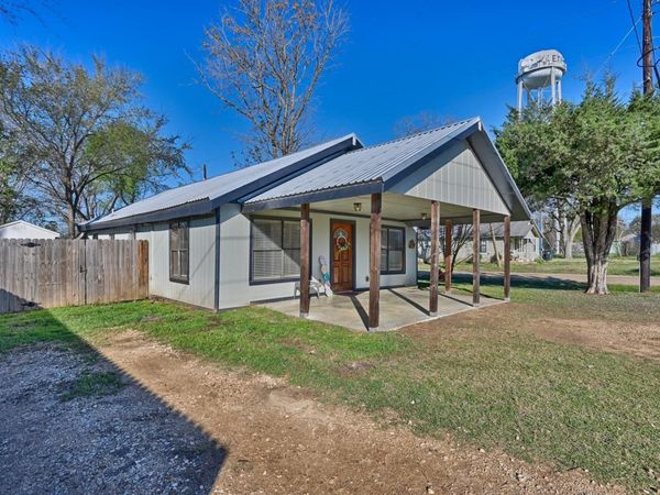 533 Giddings ST, Lexington, TX 78947