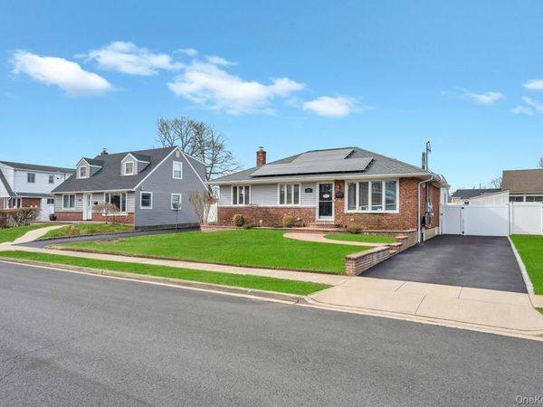 21 Lowell Drive , Farmingdale, NY 11735