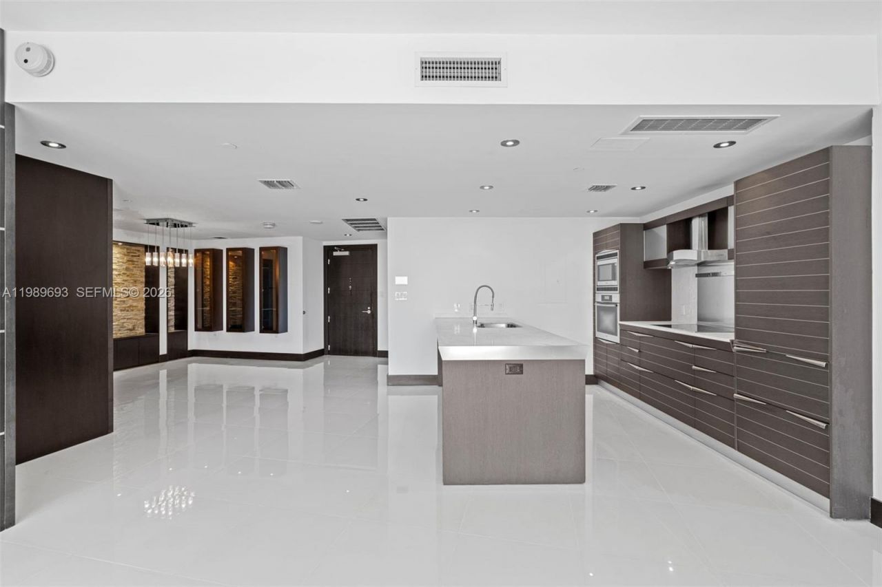 200 Biscayne Boulevard Way, Unit 3707, Miami, FL 33131 Photo