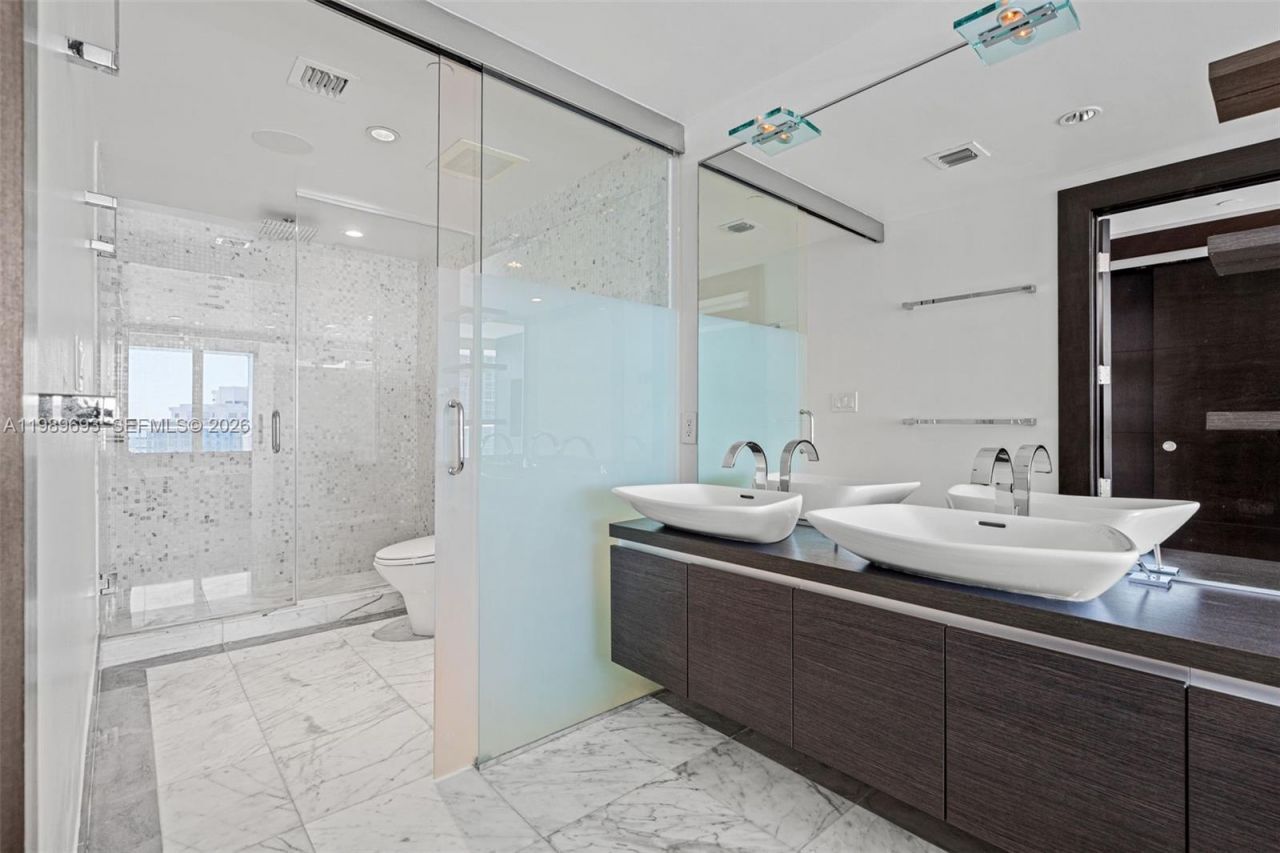 200 Biscayne Boulevard Way, Unit 3707, Miami, FL 33131 Photo
