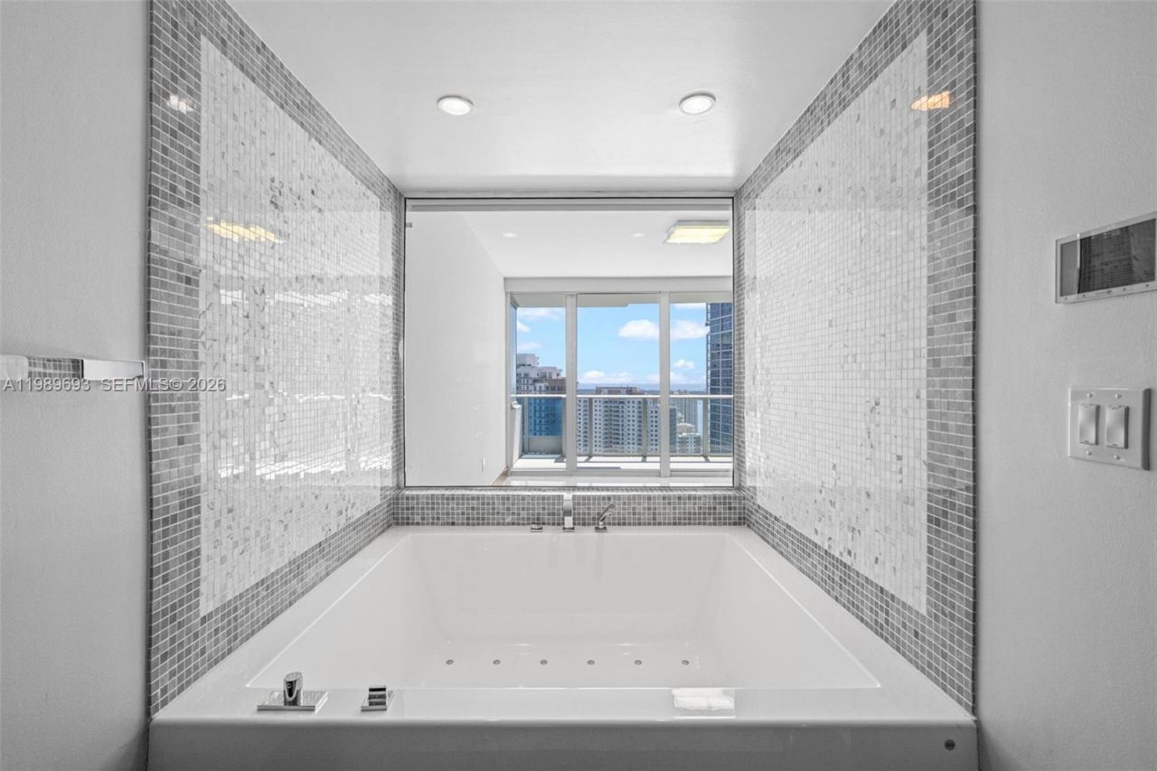 200 Biscayne Boulevard Way, Unit 3707, Miami, FL 33131 Photo