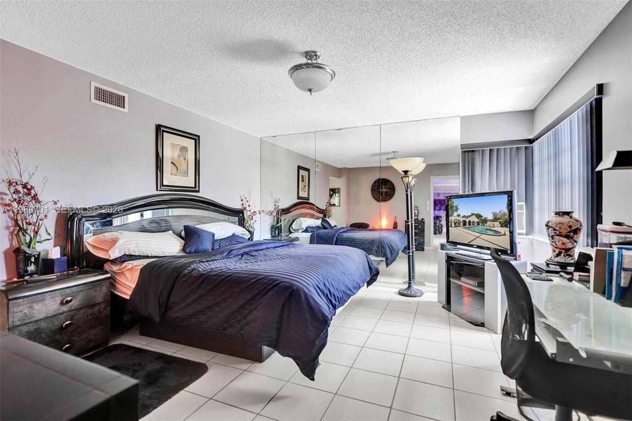 337 Ives Dairy Rd , Unit 12, Miami, FL 33179 Photo