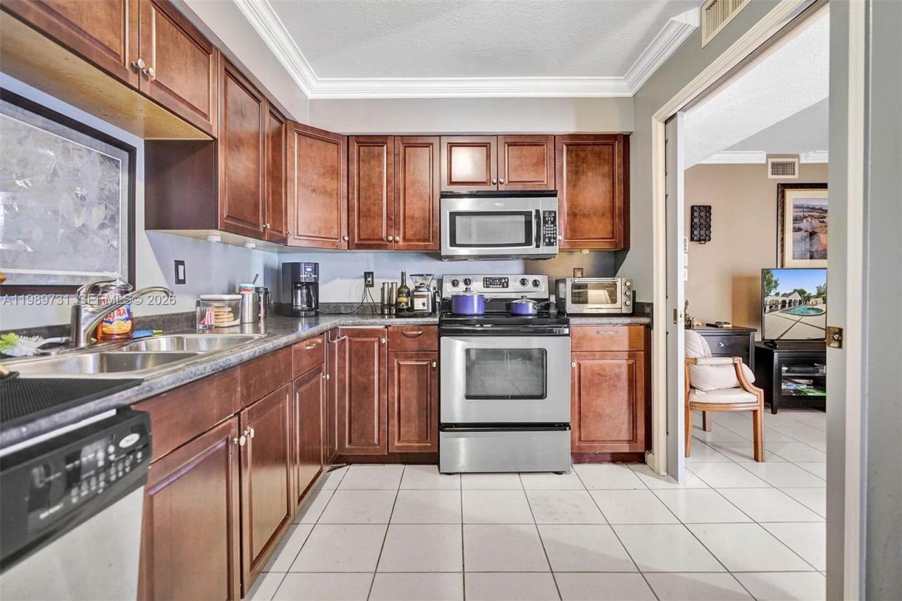 337 Ives Dairy Rd , Unit 12, Miami, FL 33179 Photo