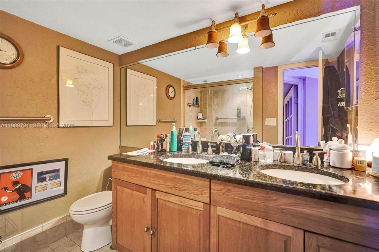 337 Ives Dairy Rd , Unit 12, Miami, FL 33179 Photo