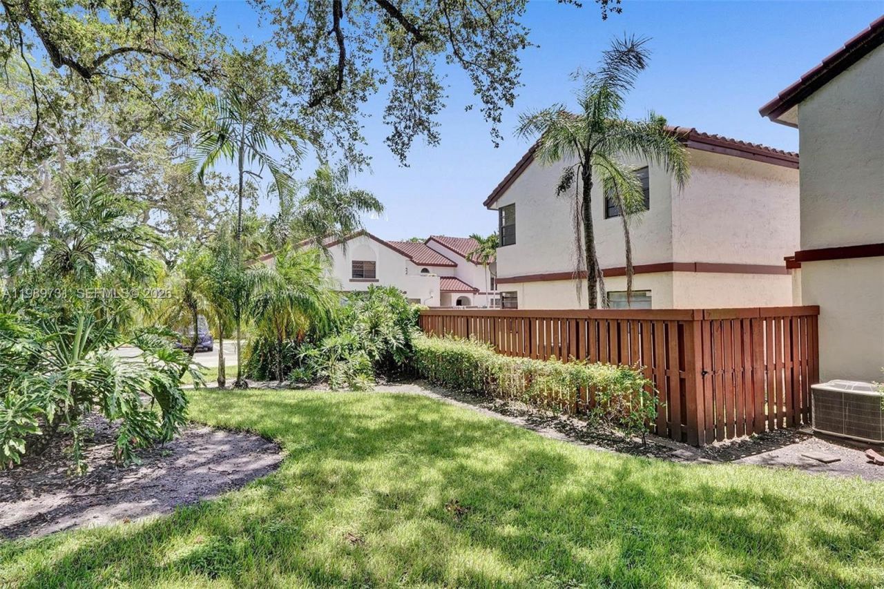 337 Ives Dairy Rd , Unit 12, Miami, FL 33179 Photo