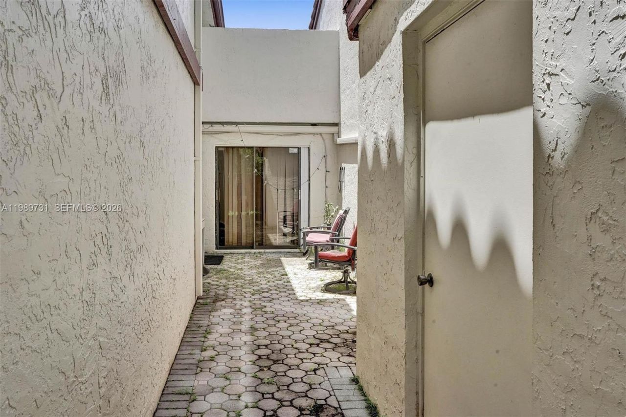 337 Ives Dairy Rd , Unit 12, Miami, FL 33179 Photo