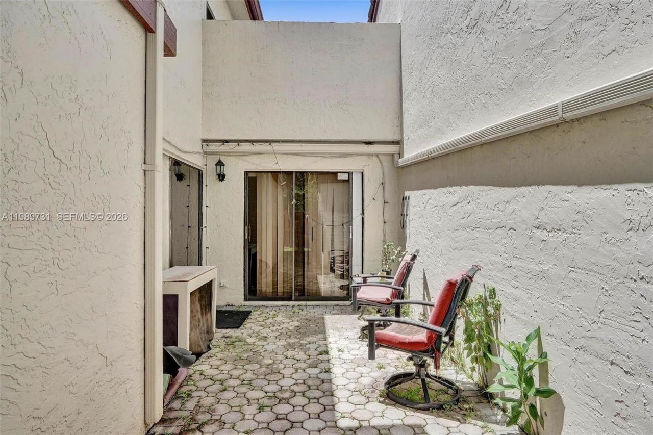 337 Ives Dairy Rd , Unit 12, Miami, FL 33179 Photo