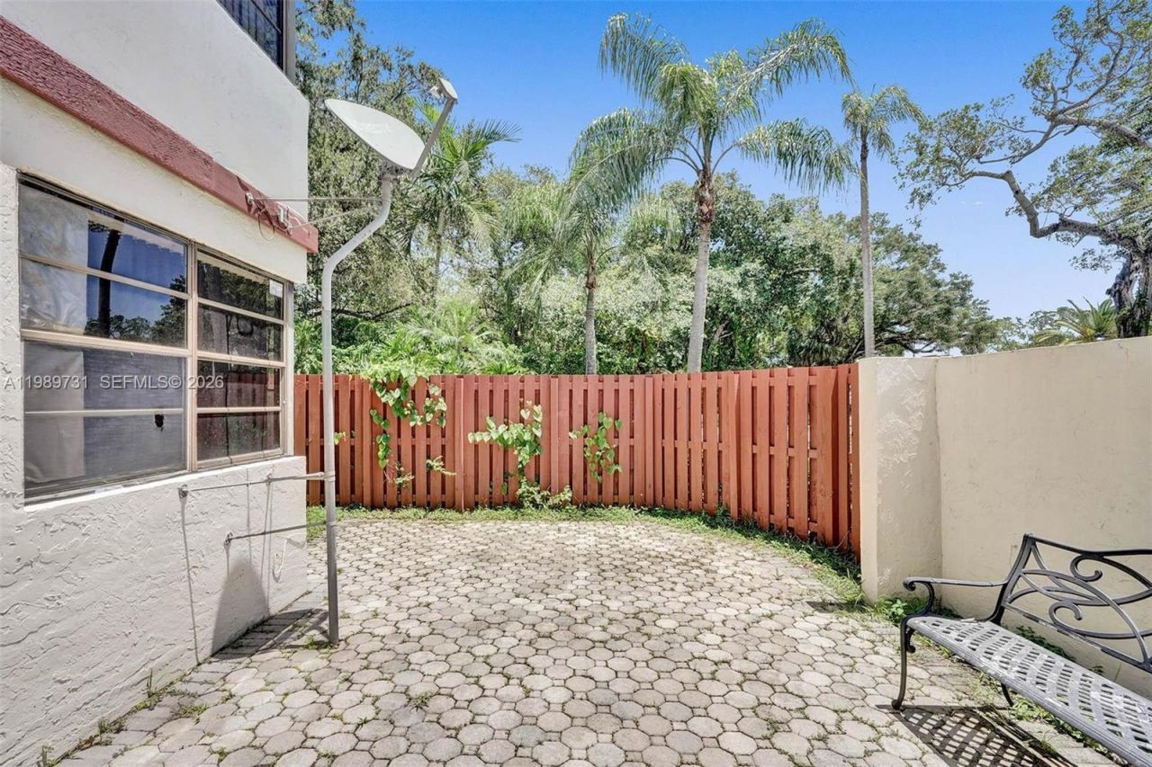 337 Ives Dairy Rd , Unit 12, Miami, FL 33179 Photo