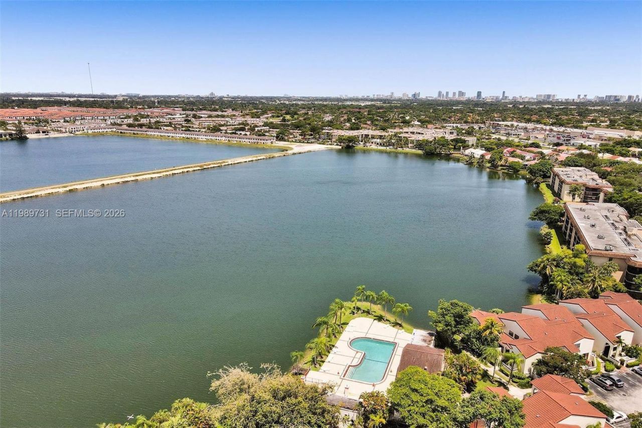 337 Ives Dairy Rd , Unit 12, Miami, FL 33179 Photo