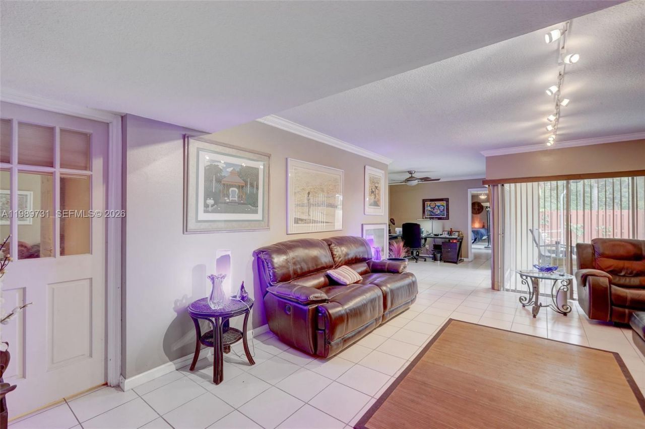 337 Ives Dairy Rd , Unit 12, Miami, FL 33179 Photo