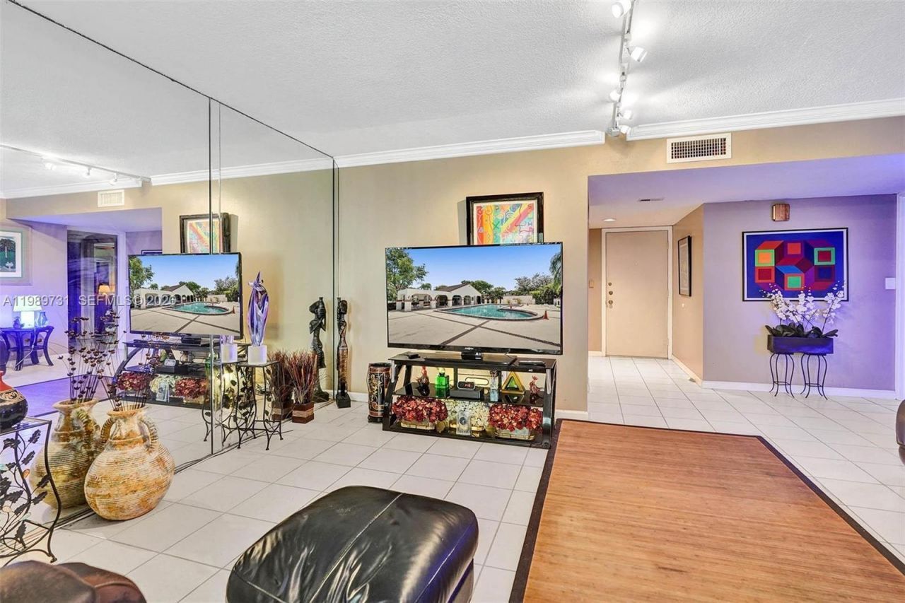 337 Ives Dairy Rd , Unit 12, Miami, FL 33179 Photo