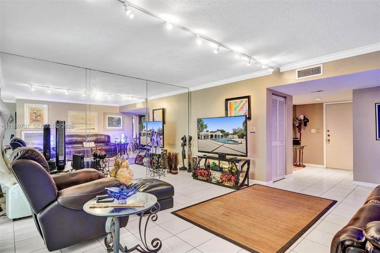 337 Ives Dairy Rd , Unit 12, Miami, FL 33179 Photo