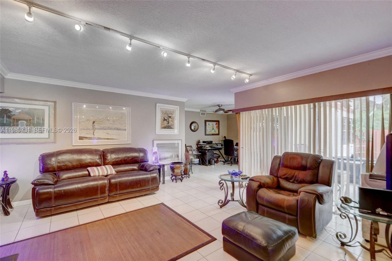 337 Ives Dairy Rd , Unit 12, Miami, FL 33179 Photo