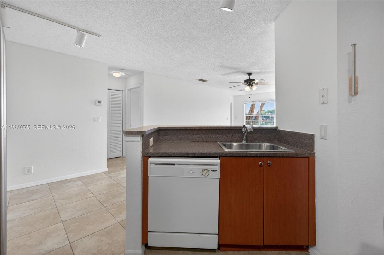 3390 N Pinewalk Dr N , Unit 1026, Margate, FL 33063 Photo