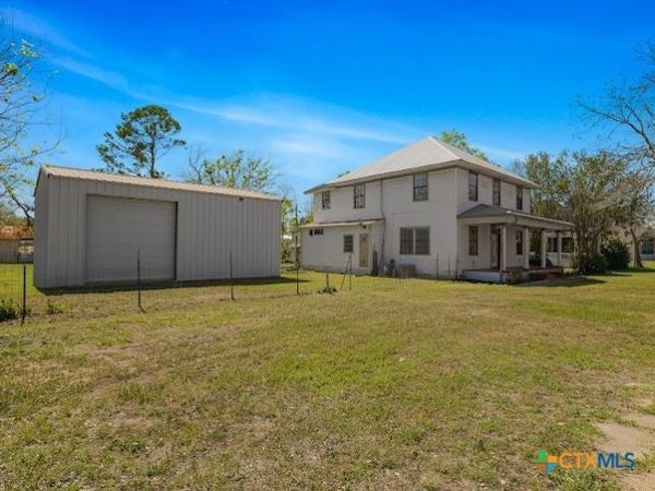 205 Hubbard Street, Yoakum, TX 77995