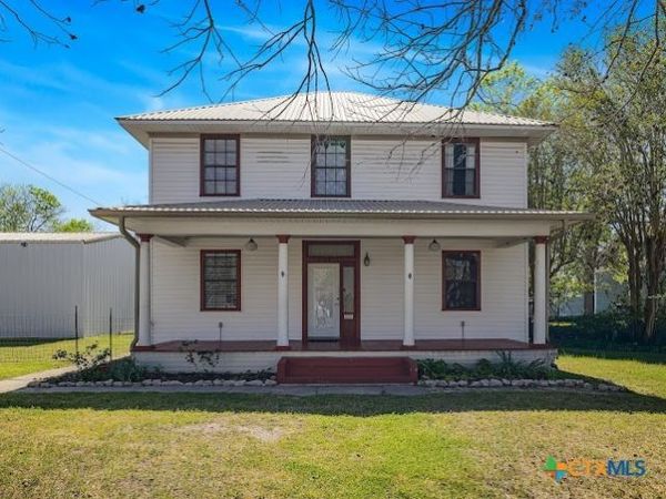 205 Hubbard Street , Yoakum, TX 77995