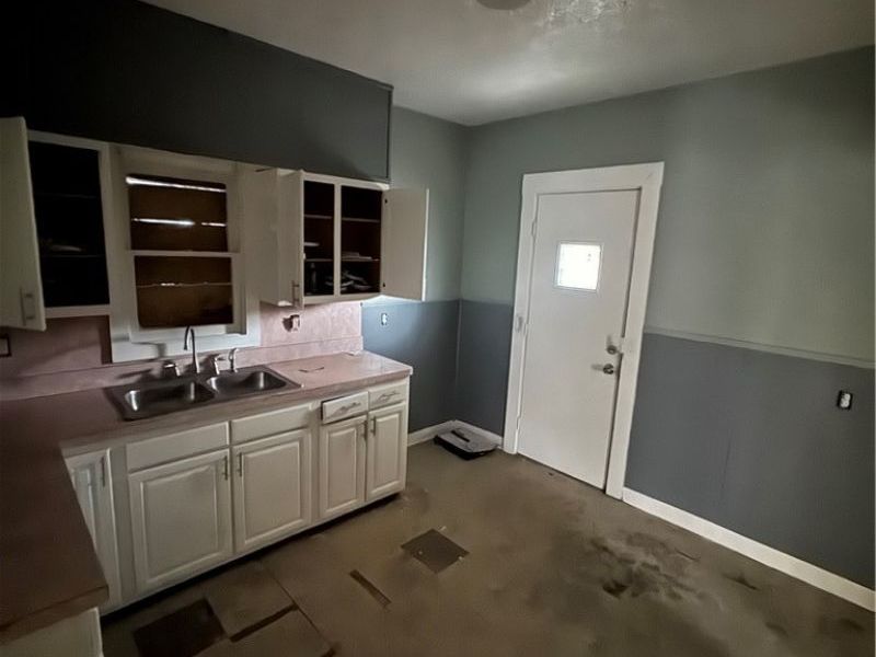 563 E 103rd Street , Cleveland, OH 44108 Photo 9