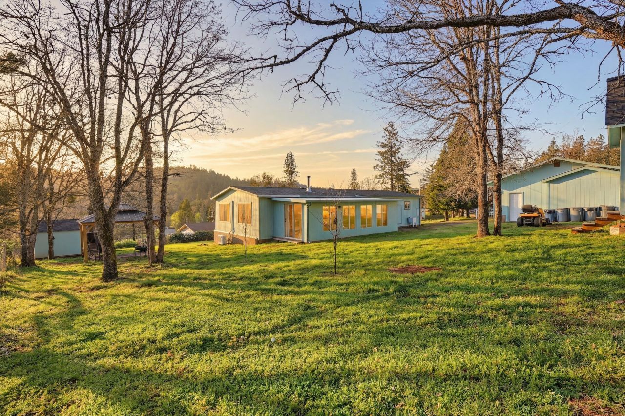 235 Ann Roy Drive, Grants Pass, OR 97527 Main Photo