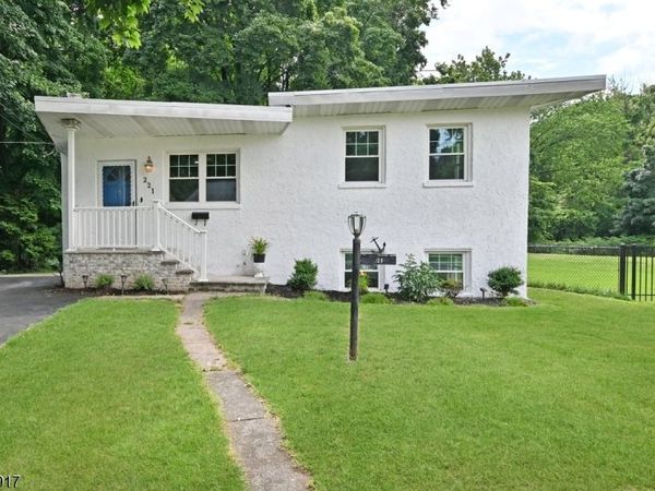 221 Lakeview Dr, Ridgewood, NJ 07450