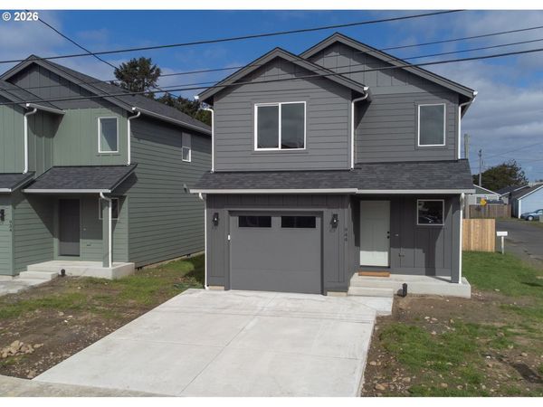 944 H AVE, Seaside, OR 97138