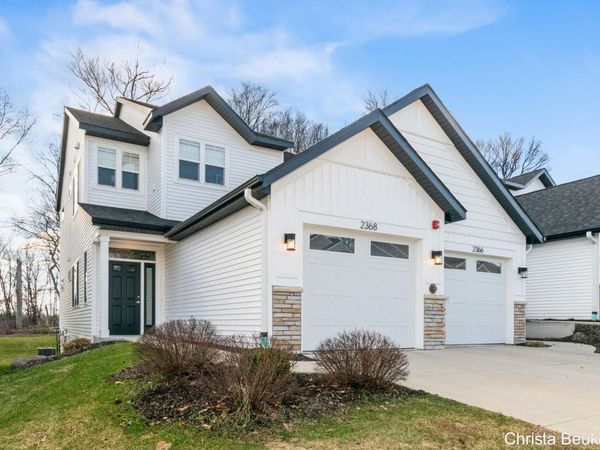 2368 Watertown Way NE, Grand Rapids, MI 49505