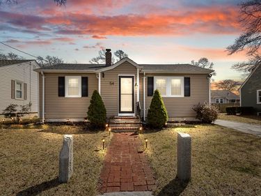 54 Huntington Ave, Dartmouth, MA 02747
