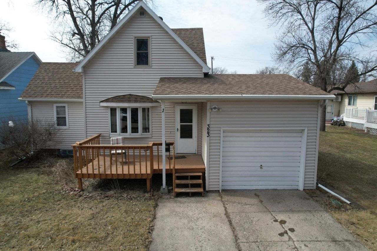323 10th Street N primary photo