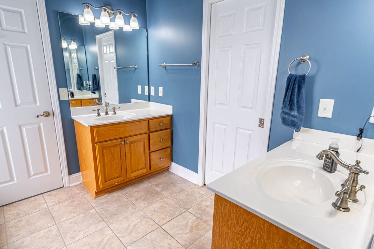 188 Governors Loop Photo 16