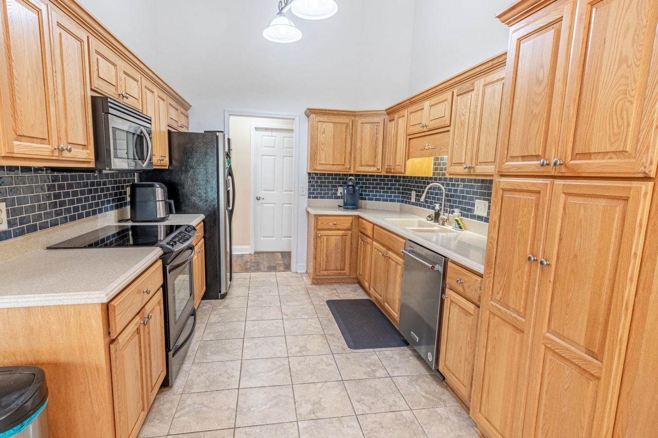 188 Governors Loop Photo 5