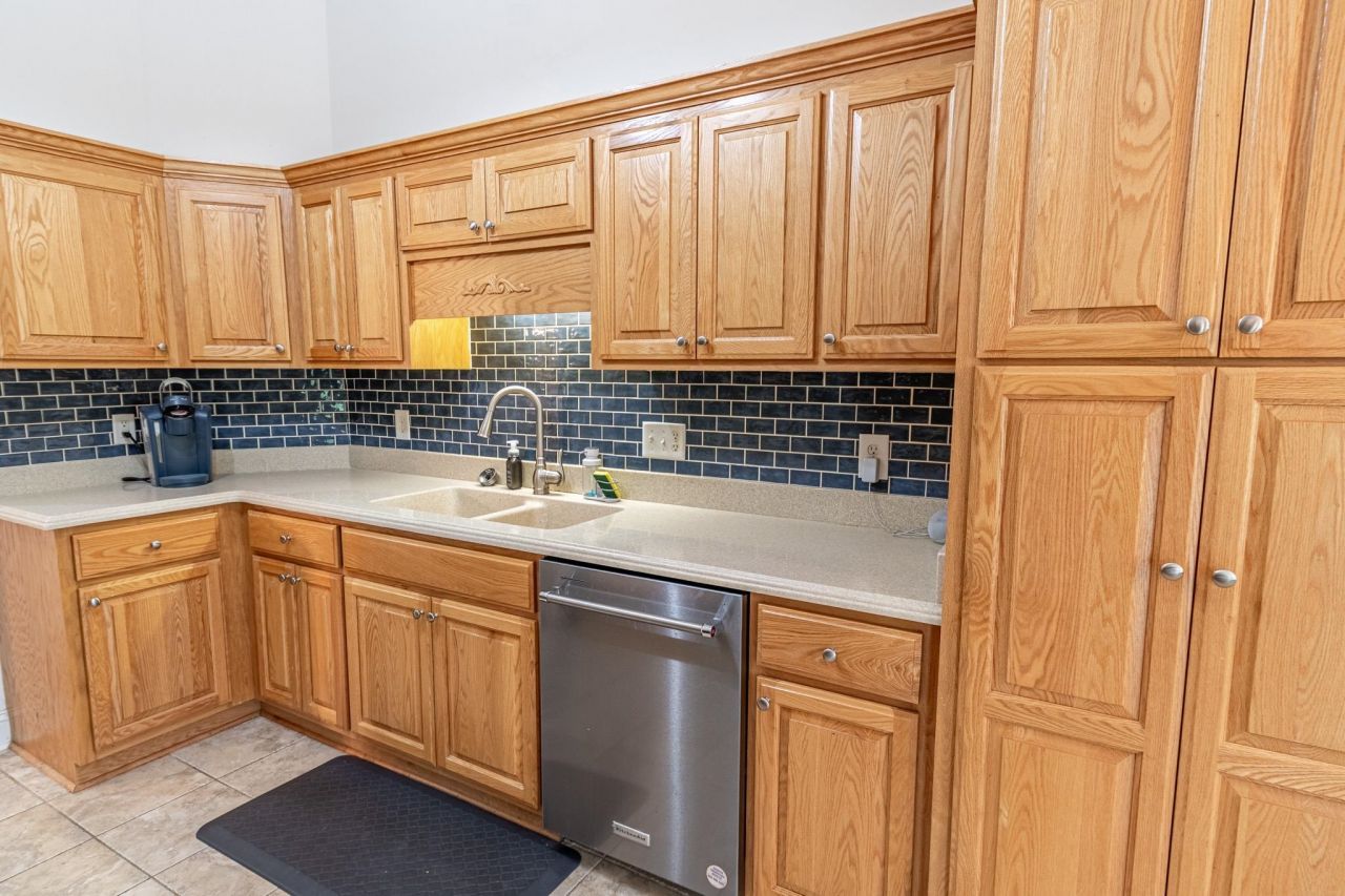 188 Governors Loop Photo 6