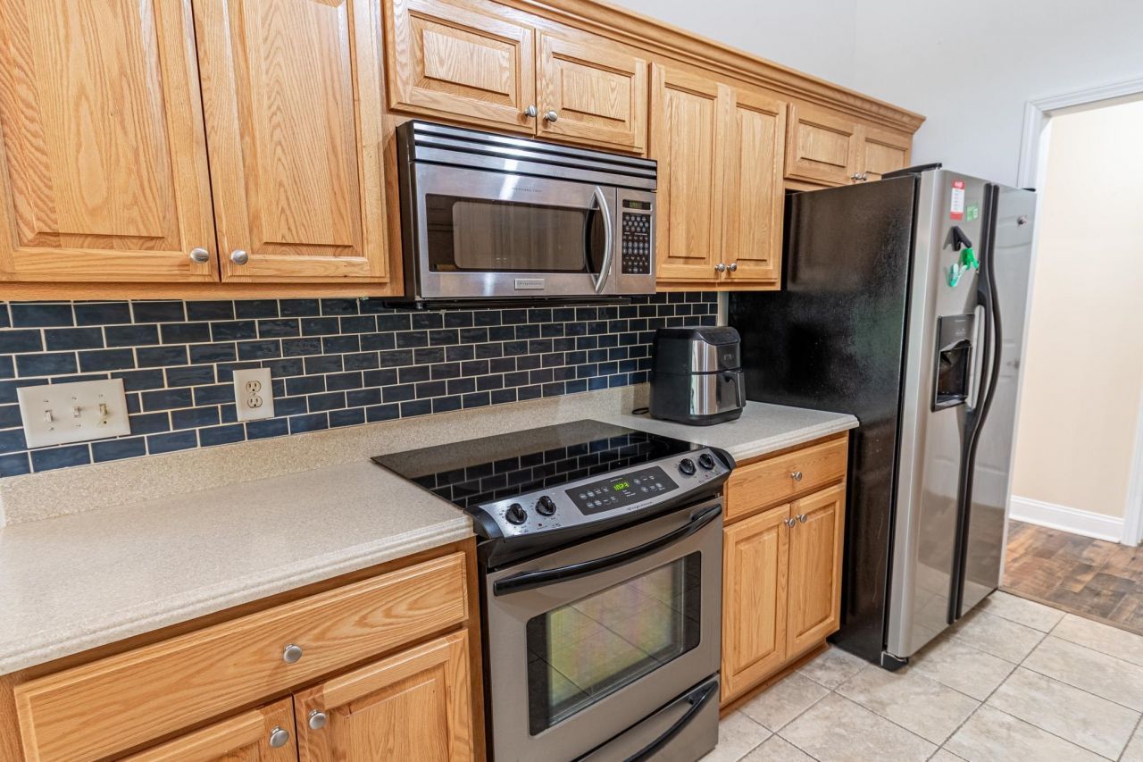 188 Governors Loop Photo 7