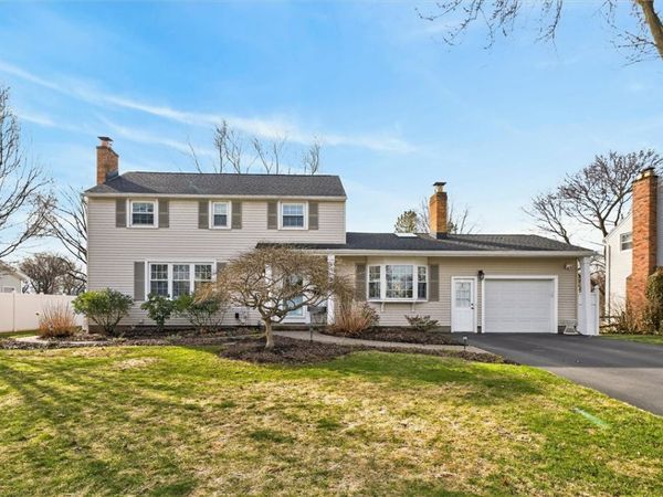 28 Southwick Dr, Webster, NY 14580