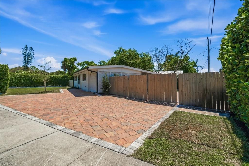 2300 Estey Ave, Naples, FL 34104 Photo