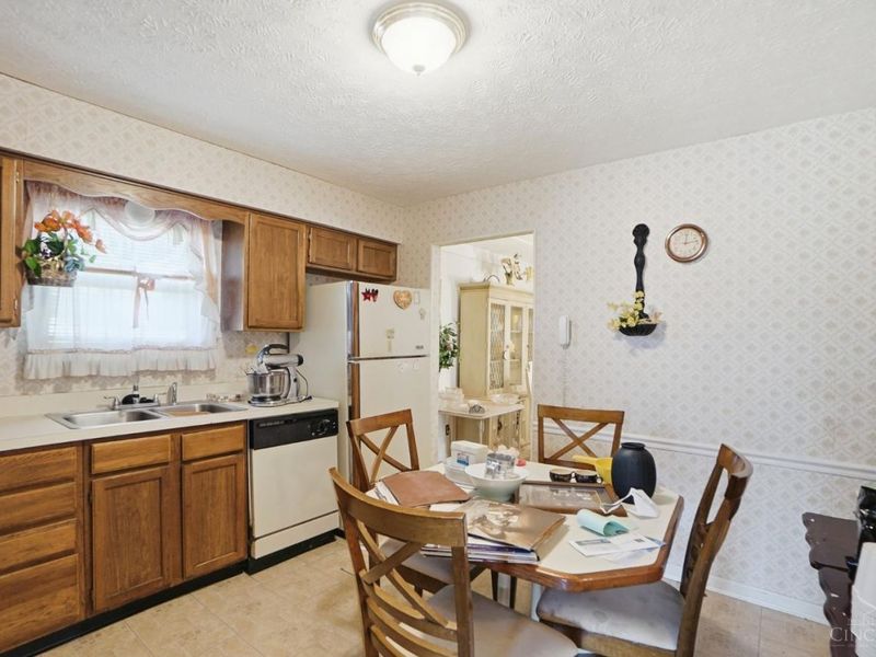 1105 Inner Circle, Forest Park, OH 45240 Photo 12