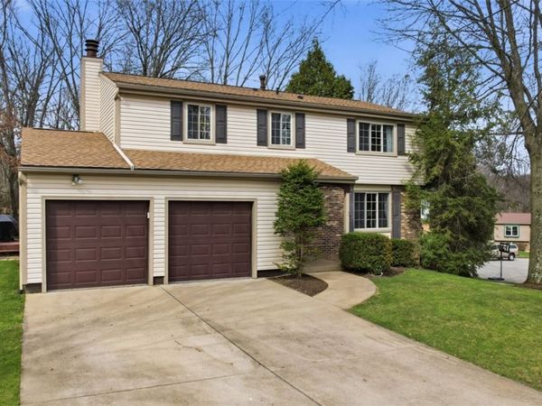 17 Giant Oak Dr, Baden, PA 15005