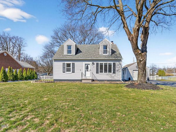 7 Newcomb Drive, Loudonville, NY 12211