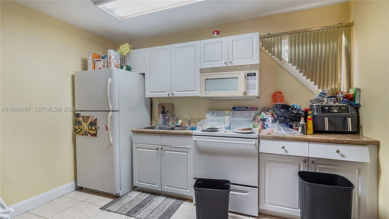898 NE 39th St, Oakland Park, FL 33334 Photo