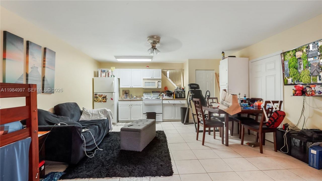 898 NE 39th St, Oakland Park, FL 33334 Photo