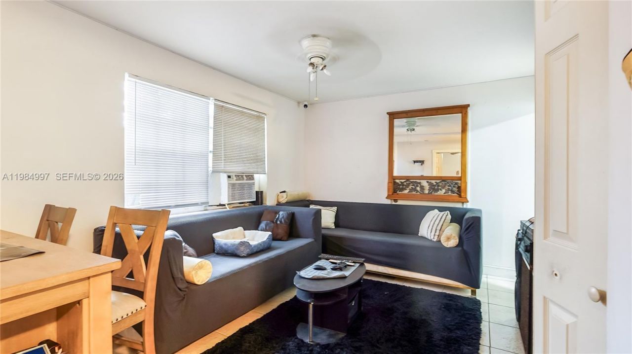 898 NE 39th St , Oakland Park, FL 33334 Photo