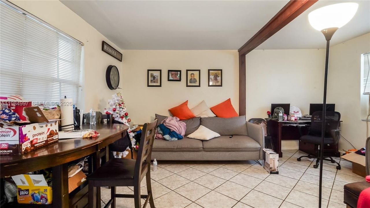 898 NE 39th St, Oakland Park, FL 33334 Photo