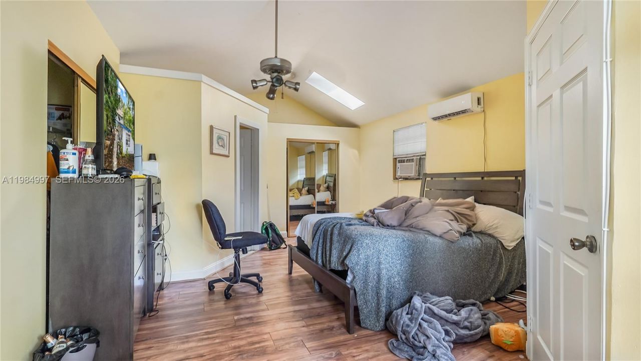 898 NE 39th St, Oakland Park, FL 33334 Photo