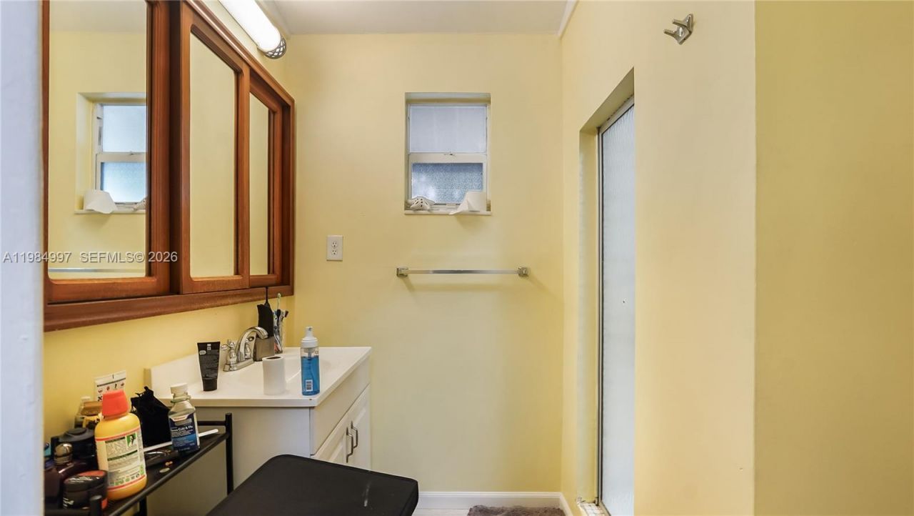 898 NE 39th St , Oakland Park, FL 33334 Photo